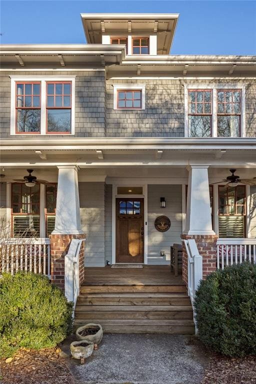 property entrance with ceiling fan and covered porch