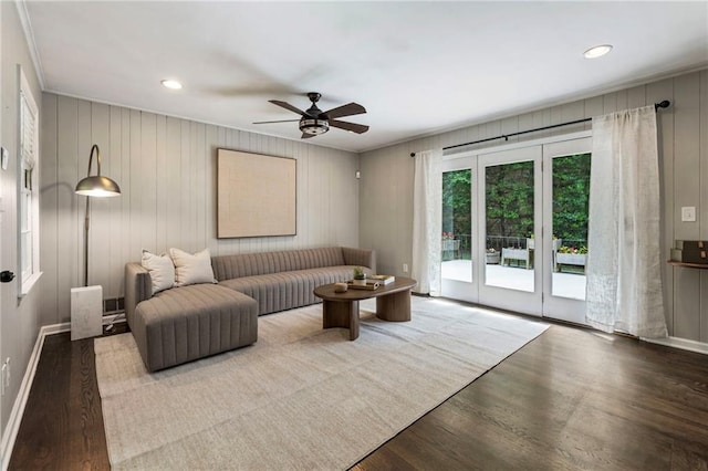 living area with a ceiling fan, wood finished floors, recessed lighting, crown molding, and baseboards