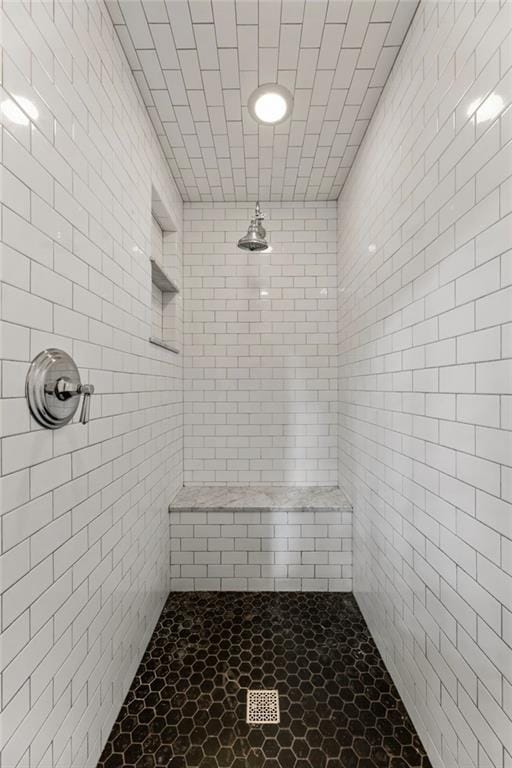 bathroom featuring a tile shower