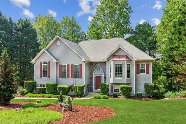 split foyer home featuring a front lawn