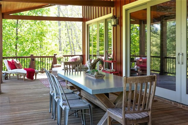 sunroom with vaulted ceiling