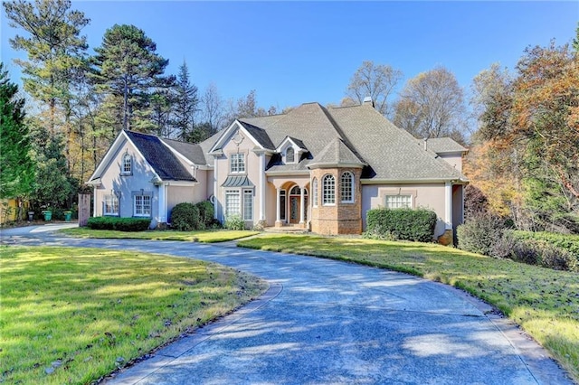 view of front facade with a front yard