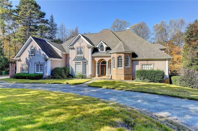 view of front of property featuring a front lawn