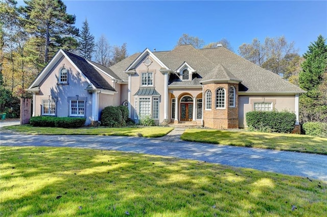 view of front of house featuring a front lawn