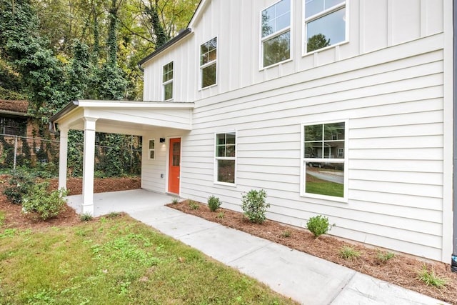 view of front of property with a front yard