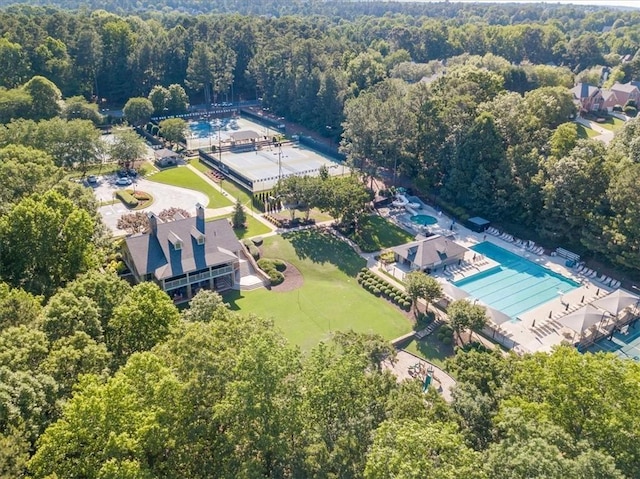 birds eye view of property featuring a forest view