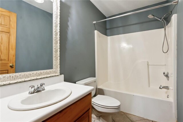 unfurnished bedroom with wood-type flooring, ceiling fan, and a closet