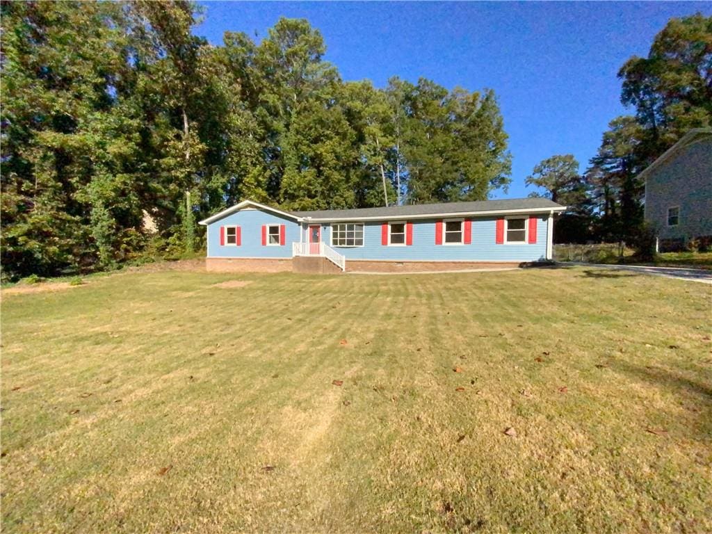 view of front of property with a front lawn