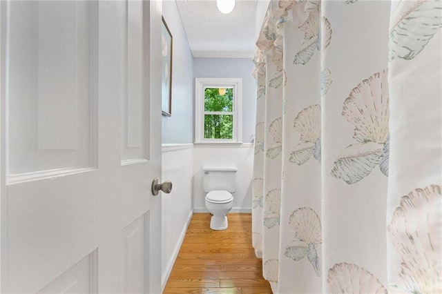 479 Deerpath Dr, Sautee Nacoochee, GA 30571 - bathroom featuring wood finished floors, curtained shower, and a textured ceiling