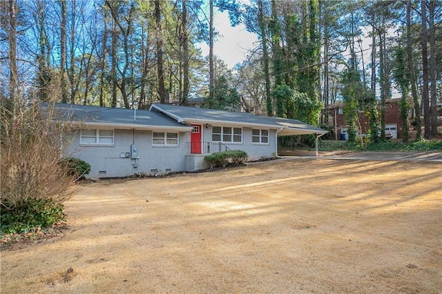 view of front facade with driveway and crawl space