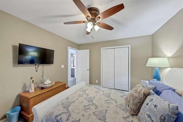 bedroom featuring a closet, ceiling fan, and a textured ceiling