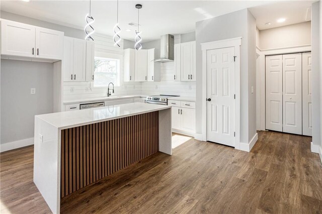 unfurnished room with dark wood-type flooring, ceiling fan, and vaulted ceiling