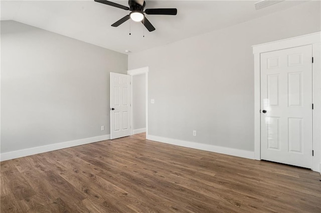 empty room with dark wood-style flooring, ceiling fan, and baseboards