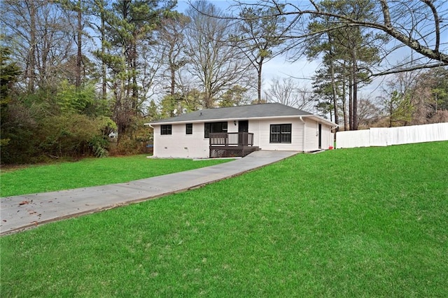 view of front of property featuring a front yard