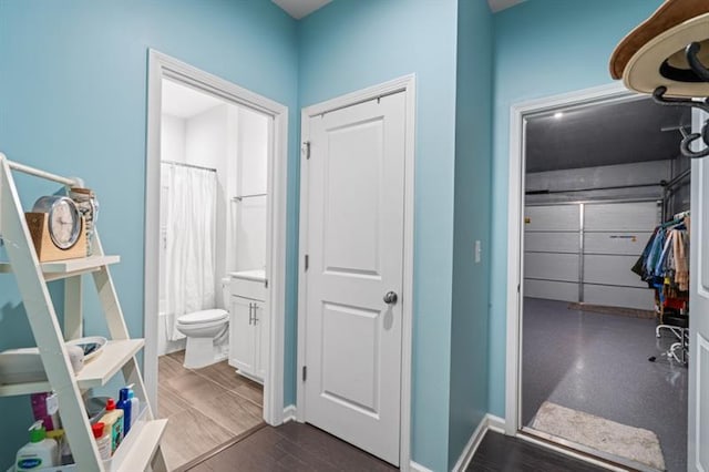 1098 Caruso Dr, Buford, GA 30518 - full bathroom featuring toilet, a closet, wood finished floors, a shower with shower curtain, and baseboards