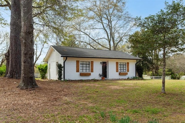 view of front of home with a front yard