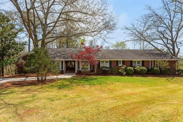 single story home featuring a front yard