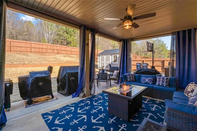 sunroom with ceiling fan