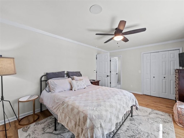 bedroom featuring light hardwood / wood-style flooring, ornamental molding, and ceiling fan