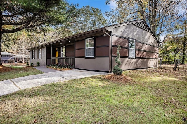 view of front of home featuring driveway and a front lawn