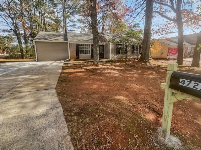4727 Garden Hills Dr, Stone Mountain, GA 30083 - ranch-style home featuring driveway