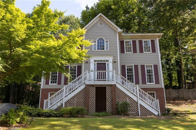 view of front of property featuring a front lawn