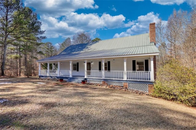 farmhouse-style home featuring a front lawn and covered porch