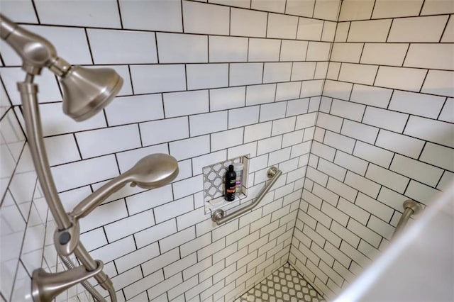 bathroom featuring a tile shower