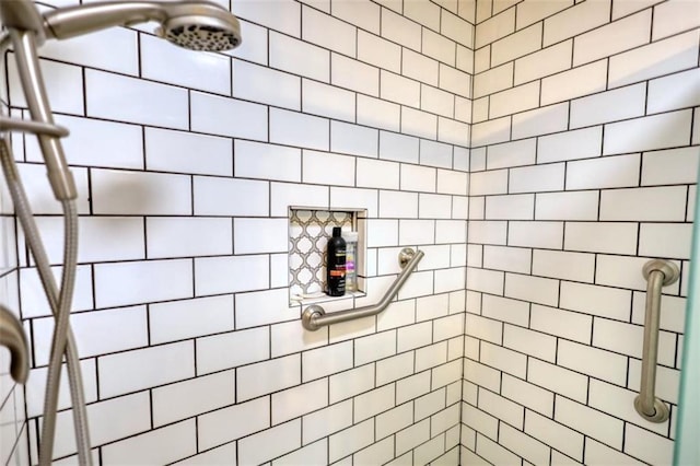 bathroom featuring tiled shower