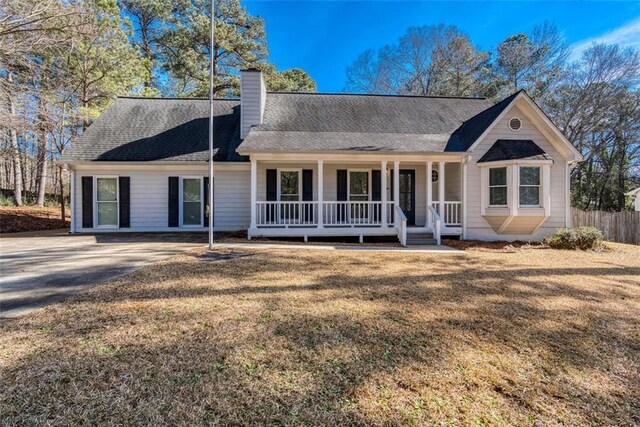 view of front of property featuring a front yard and covered porch