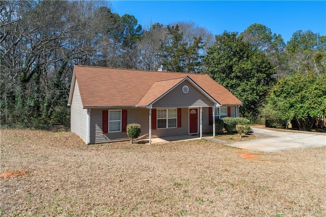 view of front of property featuring a front lawn