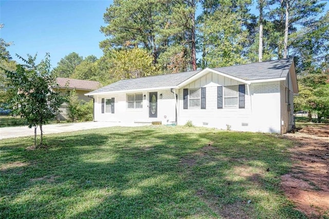 single story home with a front lawn