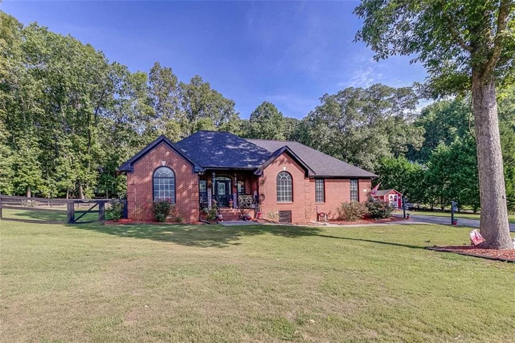 single story home with a front lawn