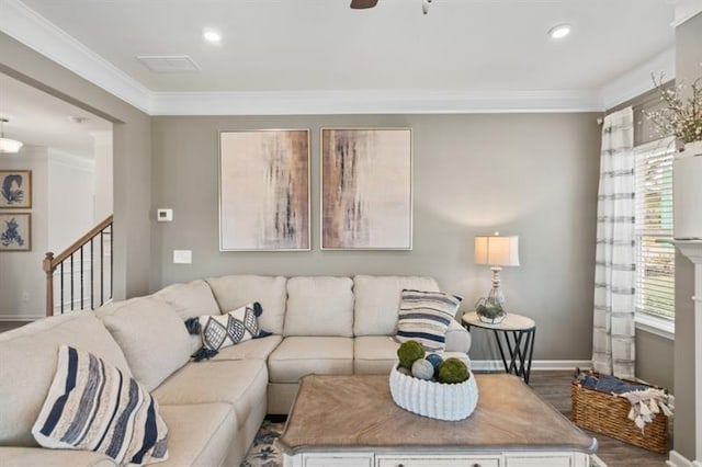 living room featuring baseboards, wood finished floors, crown molding, recessed lighting, and a ceiling fan