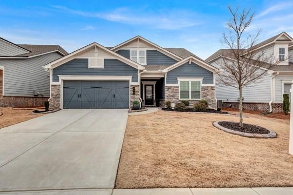 craftsman house featuring a garage and a front yard