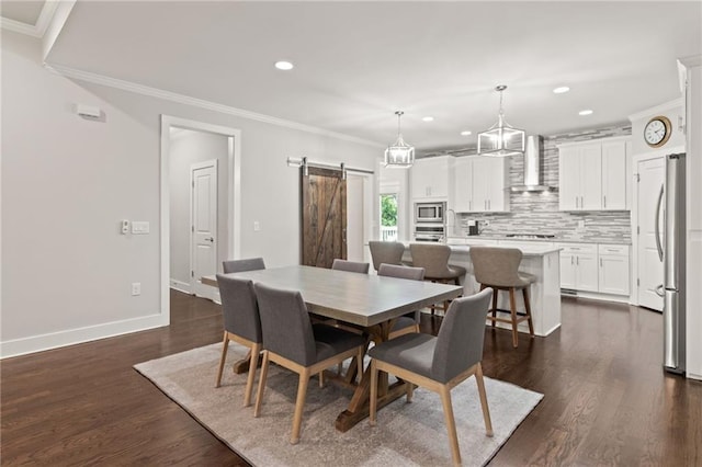 dining room featuring crown molding, dark wood finished floors, a barn door, baseboards, and recessed lighting