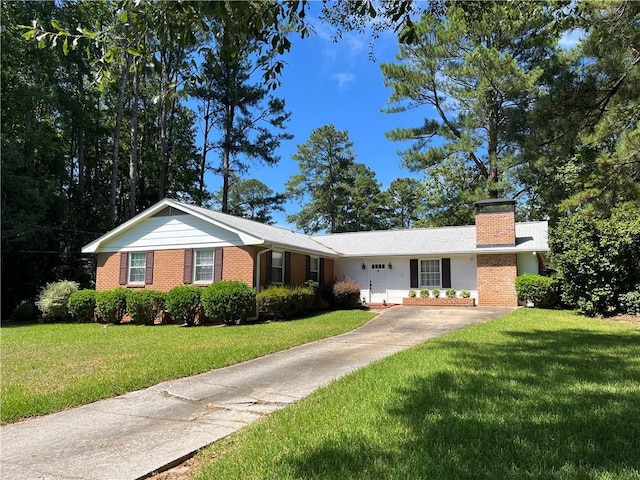 single story home with a front yard