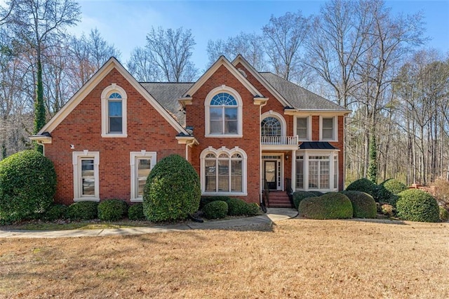 view of front of property with a front lawn and brick siding