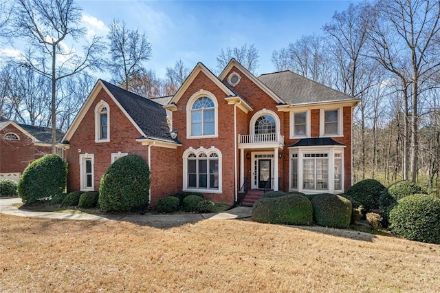 view of front of home featuring a front yard and brick siding