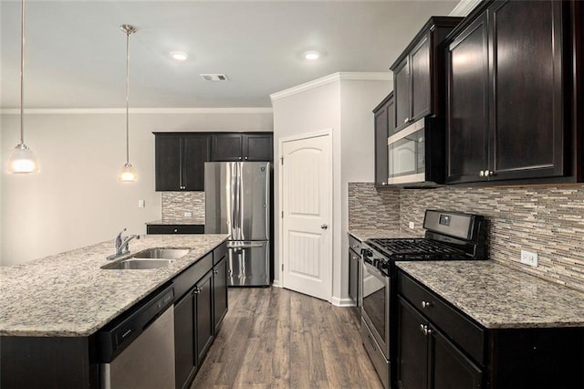 kitchen featuring visible vents, dark wood-style flooring, a sink, appliances with stainless steel finishes, and crown molding