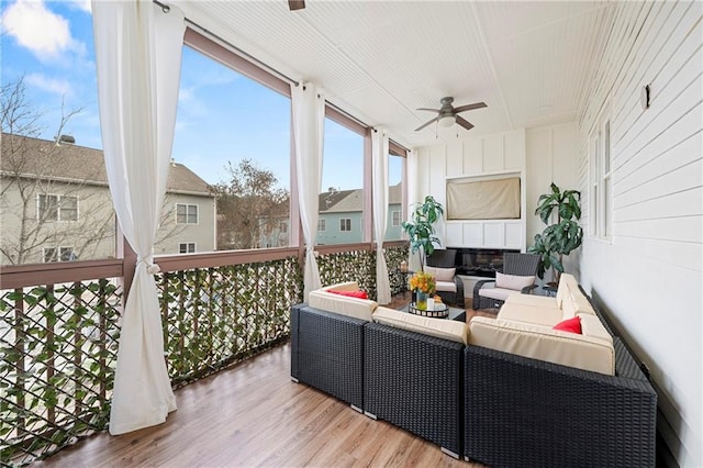 sunroom with ceiling fan