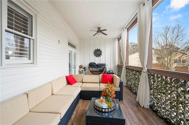 sunroom with ceiling fan