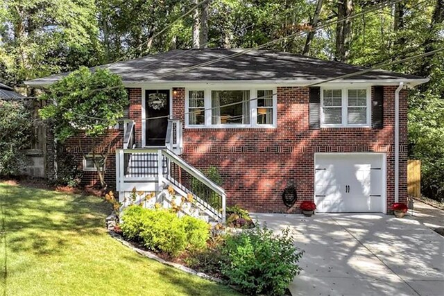 view of front of property featuring a front yard and a garage