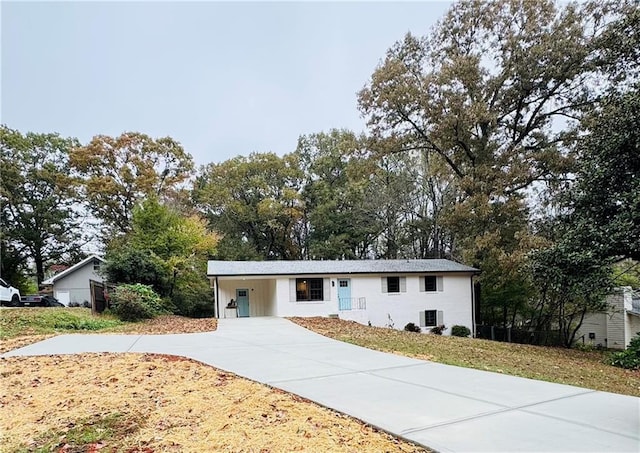 view of front of house featuring a carport