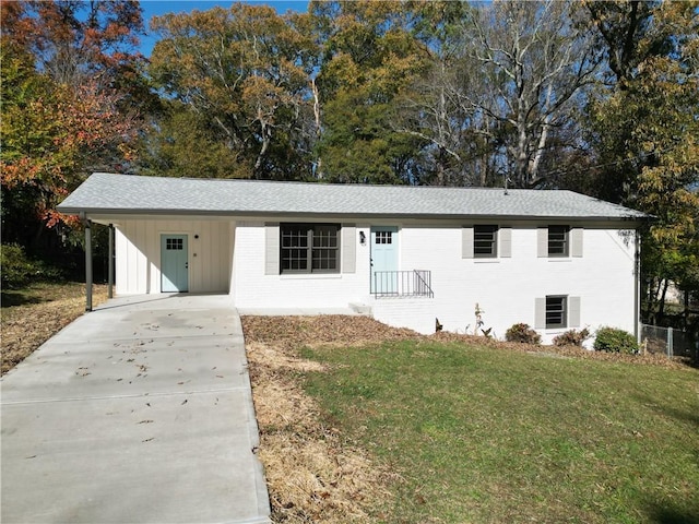 view of front of home with a front lawn and a carport