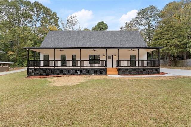 country-style home with covered porch, a front lawn, and ceiling fan