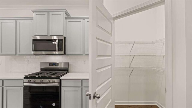 kitchen featuring decorative backsplash and stainless steel appliances