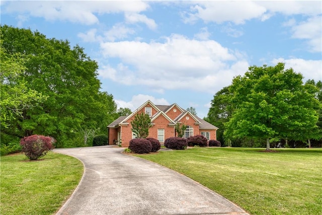 view of front facade with a front lawn