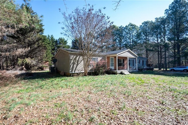 single story home featuring a porch and a front yard