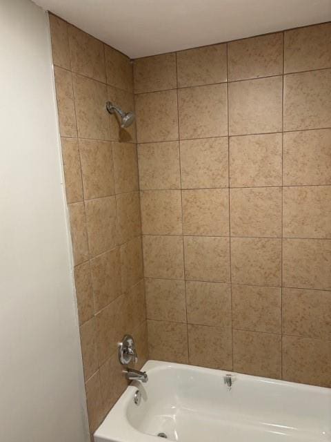 bathroom featuring tiled shower / bath combo